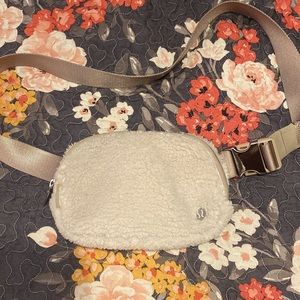 Lululemon everywhere Sherpa belt bag. *NO LOW BALL OFFERS!! *